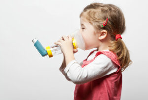 Inhalative Therapie - Kind mit AeroChamber Plus Flow-Vu für Kinder